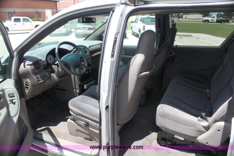 image for item H7380 2001 Dodge Caravan SE minivan