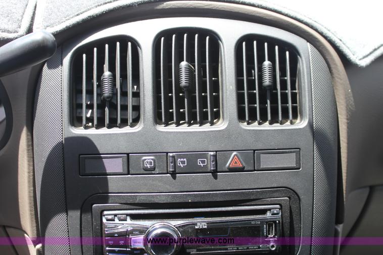 image for item H7380 2001 Dodge Caravan SE minivan