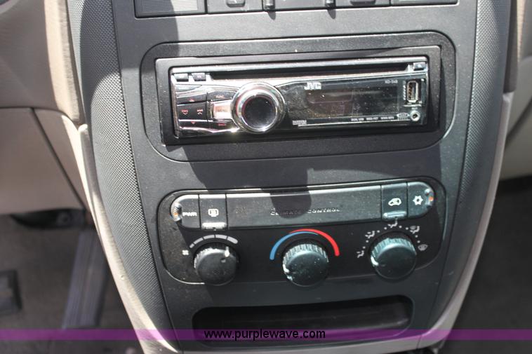 image for item H7380 2001 Dodge Caravan SE minivan