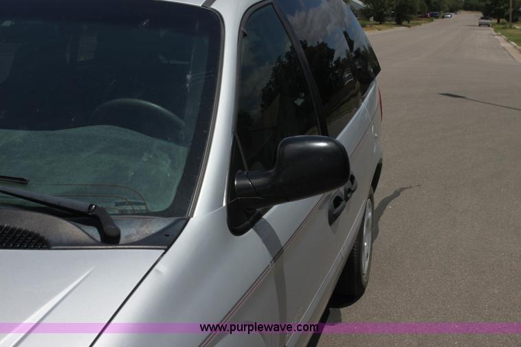 image for item H7380 2001 Dodge Caravan SE minivan