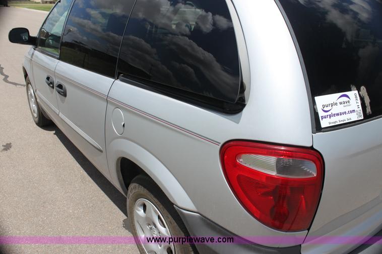 image for item H7380 2001 Dodge Caravan SE minivan