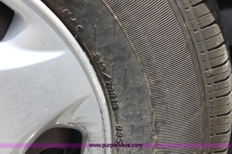 image for item H7380 2001 Dodge Caravan SE minivan