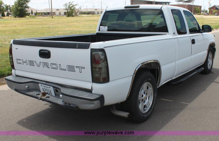 image for item H7381 2000 Chevrolet Silverado 1500 Ext. Cab pickup truck