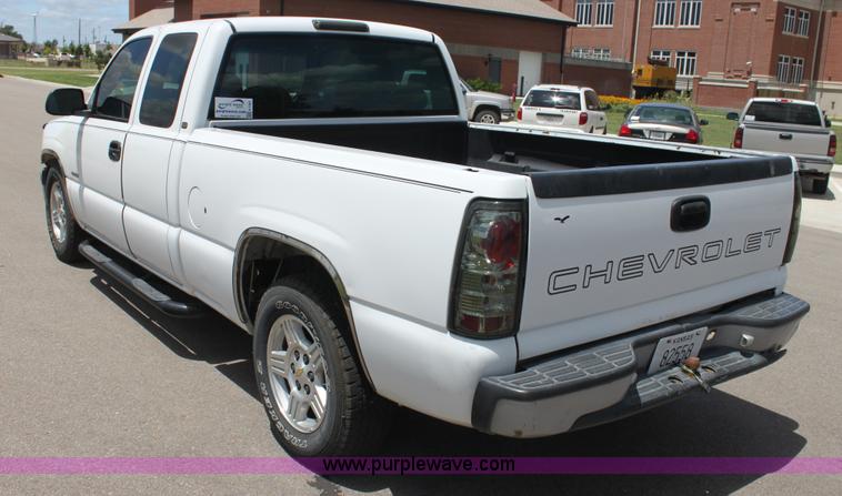 image for item H7381 2000 Chevrolet Silverado 1500 Ext. Cab pickup truck