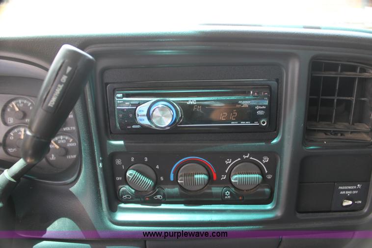 image for item H7381 2000 Chevrolet Silverado 1500 Ext. Cab pickup truck