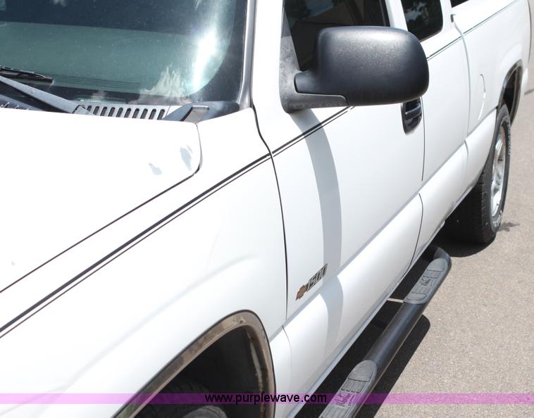image for item H7381 2000 Chevrolet Silverado 1500 Ext. Cab pickup truck