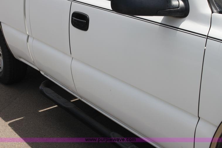 image for item H7381 2000 Chevrolet Silverado 1500 Ext. Cab pickup truck