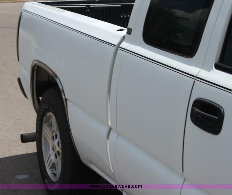 image for item H7381 2000 Chevrolet Silverado 1500 Ext. Cab pickup truck