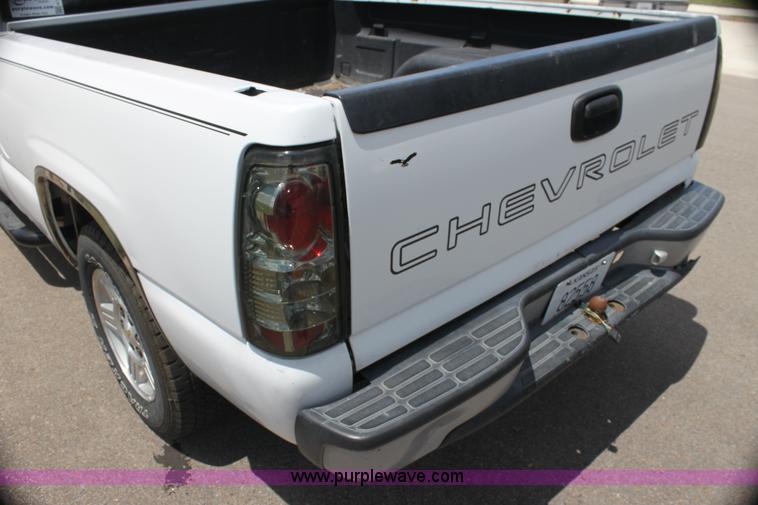 image for item H7381 2000 Chevrolet Silverado 1500 Ext. Cab pickup truck