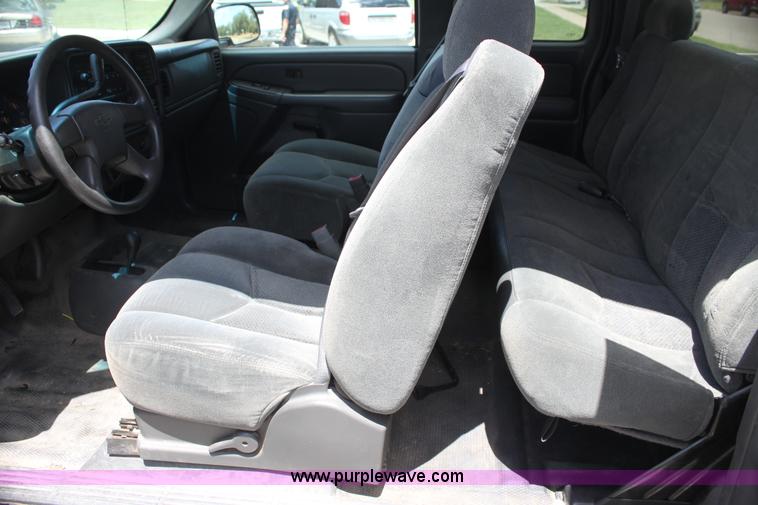 image for item H7382 2004 Chevrolet Silverado 1500 Ext. Cab pickup truck