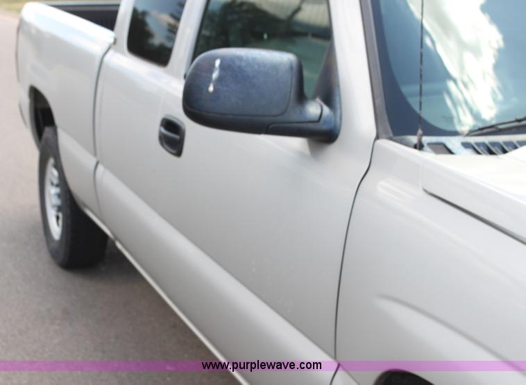image for item H7382 2004 Chevrolet Silverado 1500 Ext. Cab pickup truck