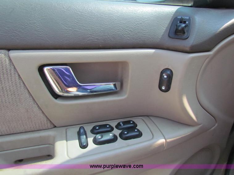 image for item H7397 2001 Ford Taurus SE