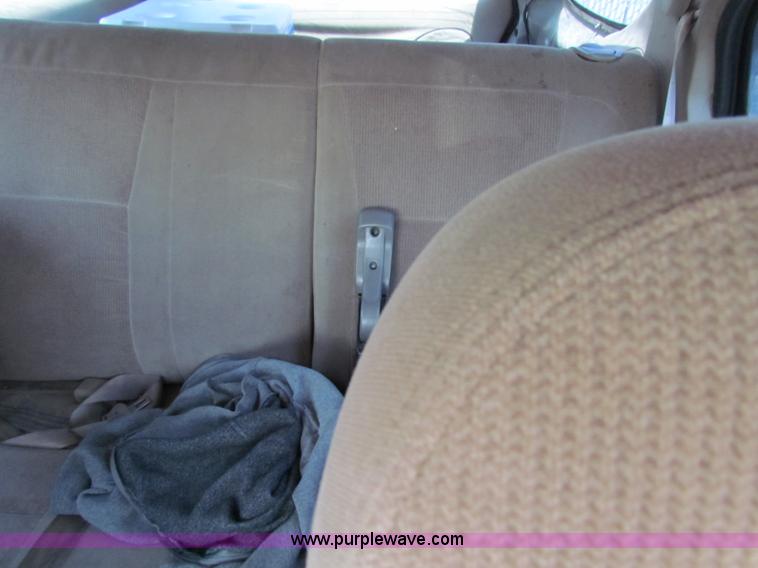 image for item H7397 2001 Ford Taurus SE