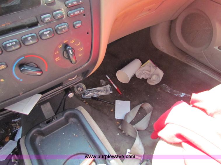 image for item H7397 2001 Ford Taurus SE