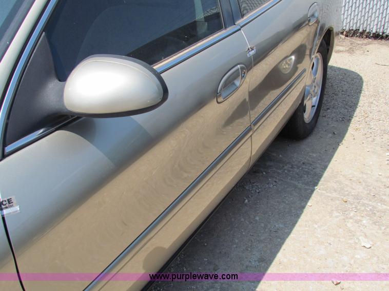 image for item H7397 2001 Ford Taurus SE