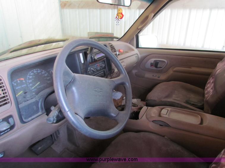 image for item H7399 1995 Chevrolet Suburban C1500 SUV