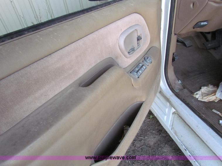 image for item H7399 1995 Chevrolet Suburban C1500 SUV