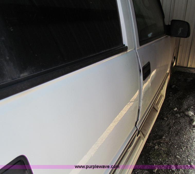 image for item H7399 1995 Chevrolet Suburban C1500 SUV