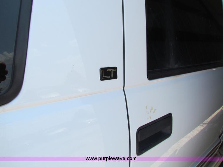image for item H7399 1995 Chevrolet Suburban C1500 SUV