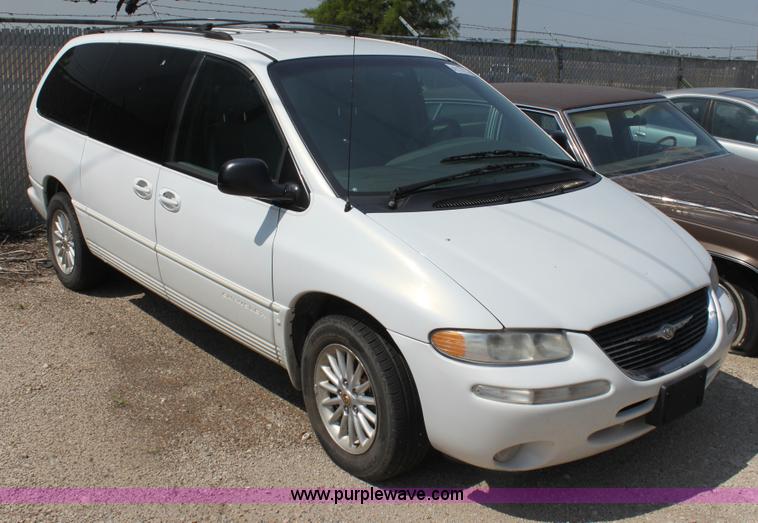 image for item H7403 1999 Chrysler Town & Country LXi minivan
