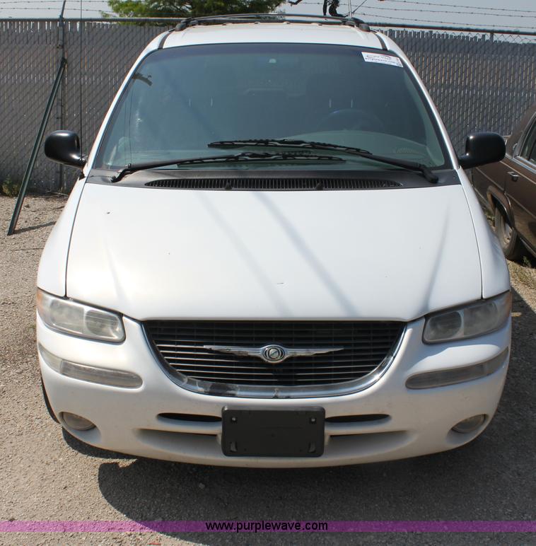 image for item H7403 1999 Chrysler Town & Country LXi minivan