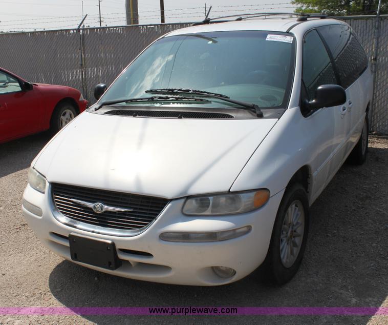 image for item H7403 1999 Chrysler Town & Country LXi minivan