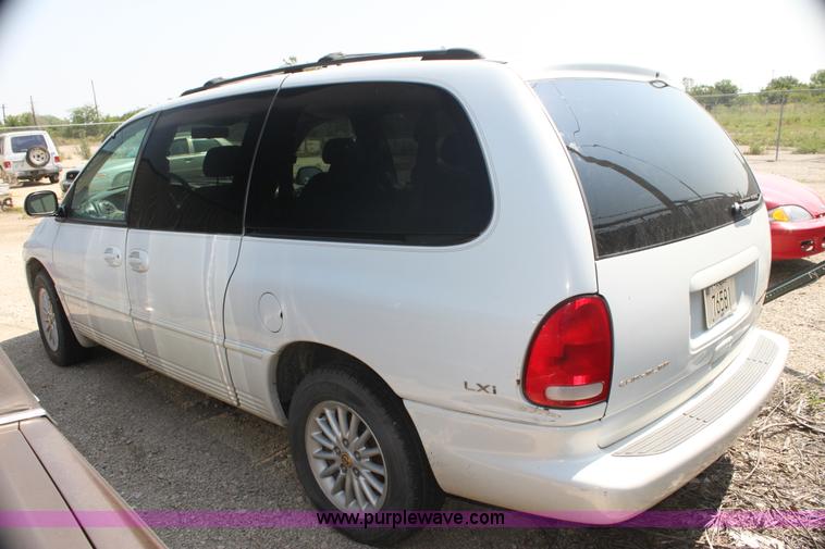 image for item H7403 1999 Chrysler Town & Country LXi minivan