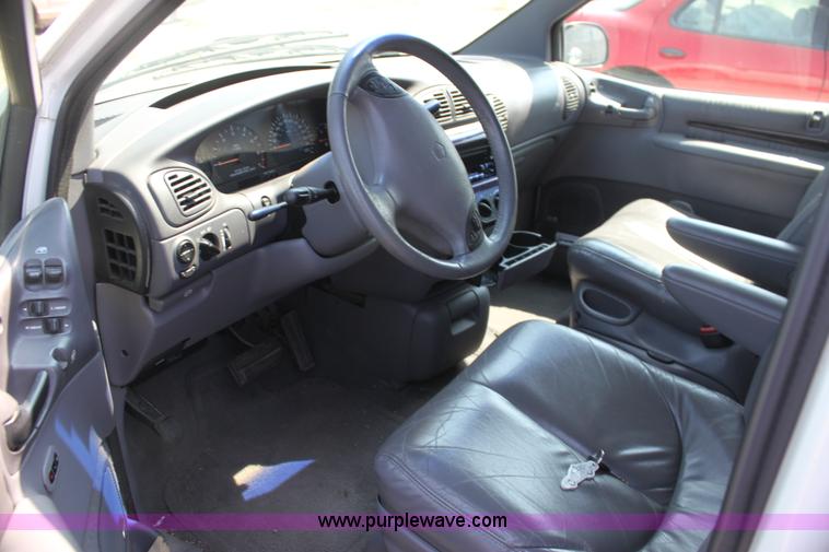 image for item H7403 1999 Chrysler Town & Country LXi minivan