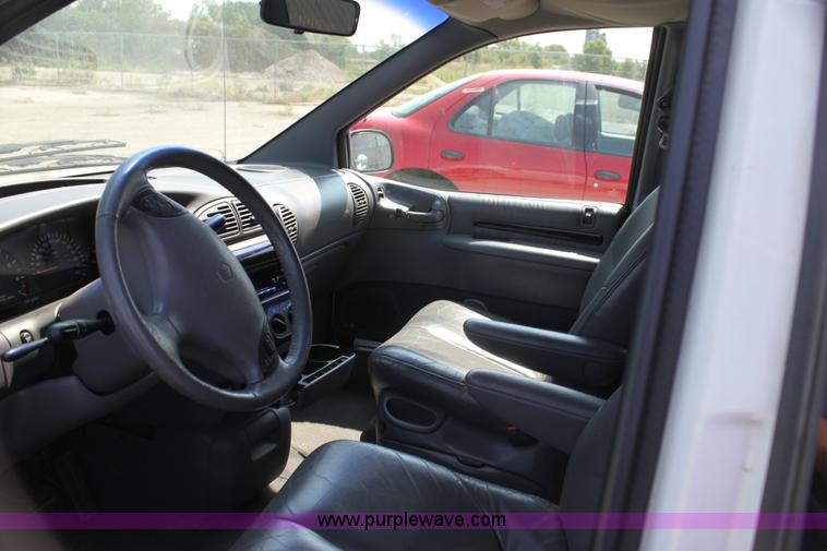 image for item H7403 1999 Chrysler Town & Country LXi minivan
