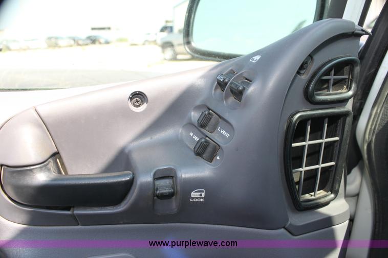 image for item H7403 1999 Chrysler Town & Country LXi minivan