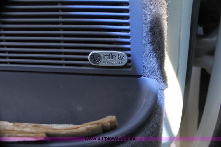 image for item H7403 1999 Chrysler Town & Country LXi minivan