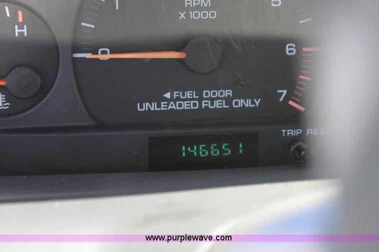 image for item H7403 1999 Chrysler Town & Country LXi minivan