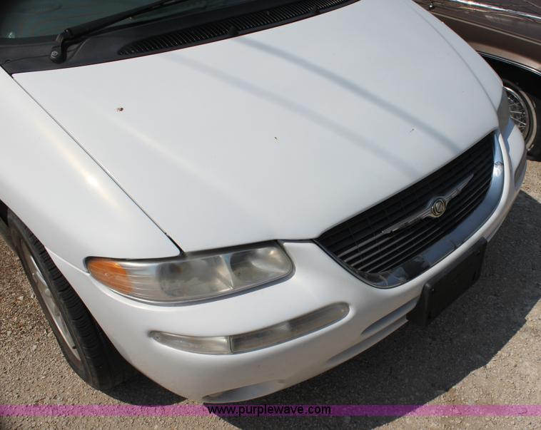image for item H7403 1999 Chrysler Town & Country LXi minivan