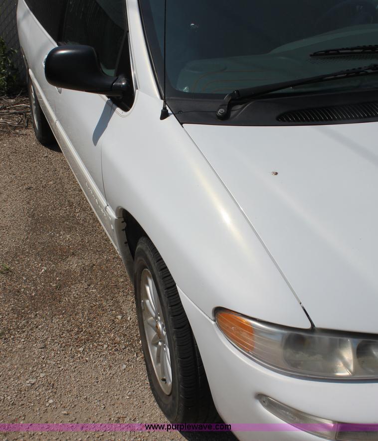 image for item H7403 1999 Chrysler Town & Country LXi minivan