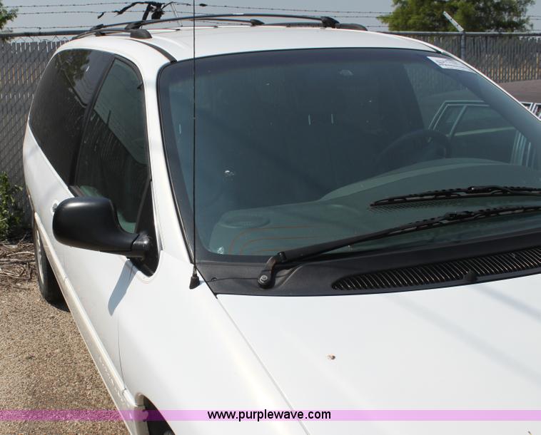 image for item H7403 1999 Chrysler Town & Country LXi minivan