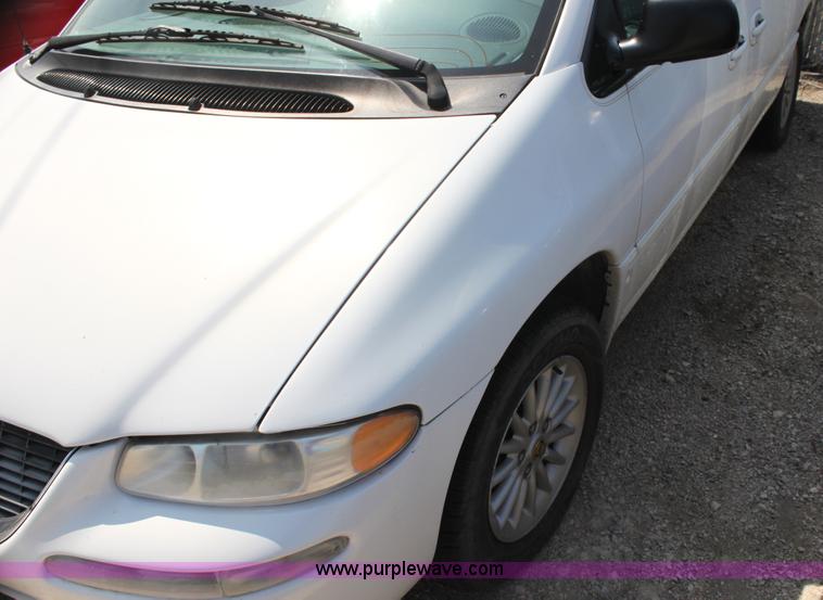 image for item H7403 1999 Chrysler Town & Country LXi minivan