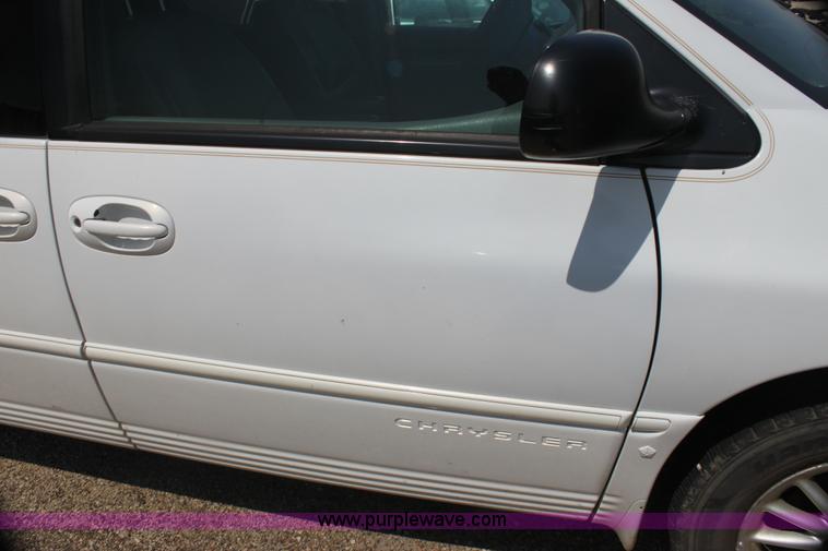 image for item H7403 1999 Chrysler Town & Country LXi minivan