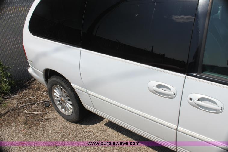 image for item H7403 1999 Chrysler Town & Country LXi minivan