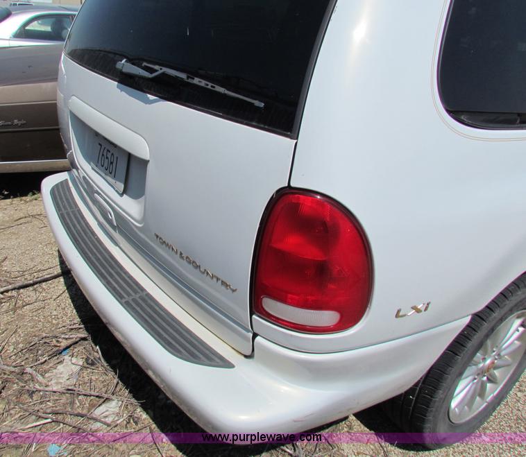 image for item H7403 1999 Chrysler Town & Country LXi minivan