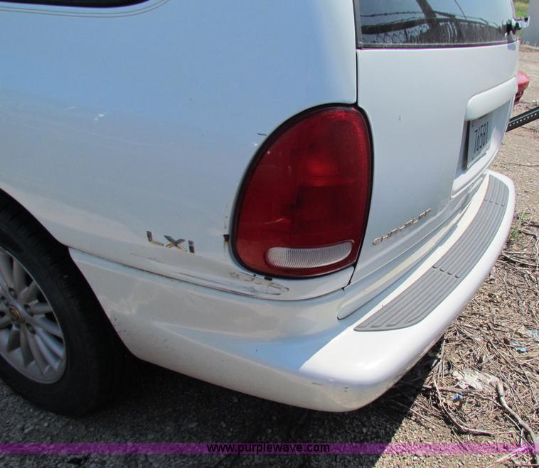 image for item H7403 1999 Chrysler Town & Country LXi minivan