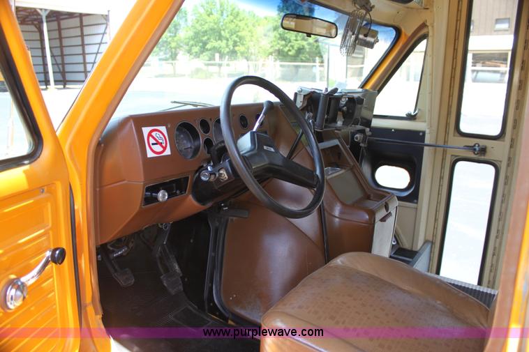 image for item H7420 1989 GMC G3500 Vandura school bus