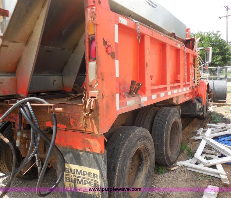 image for item H9948 1993 International 4900 dump truck