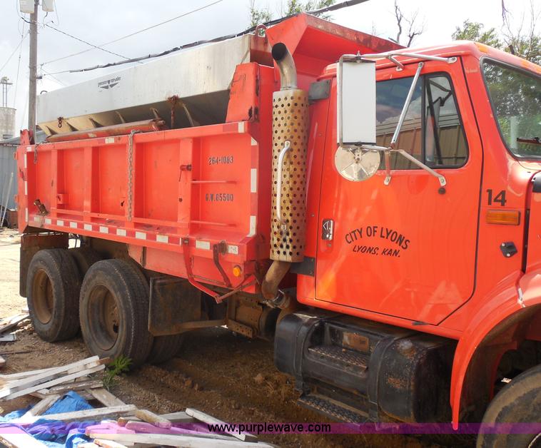 image for item H9948 1993 International 4900 dump truck