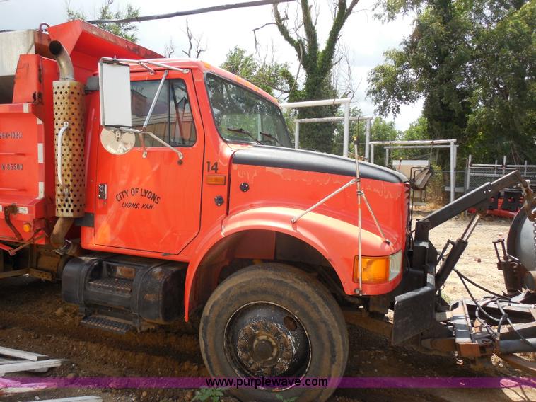 image for item H9948 1993 International 4900 dump truck