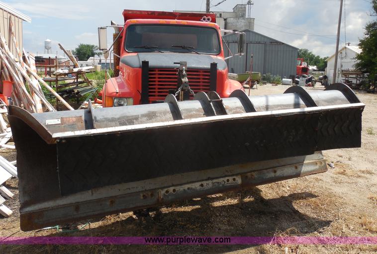 image for item H9948 1993 International 4900 dump truck