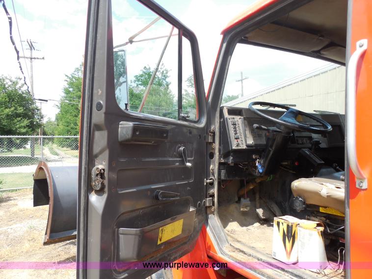 image for item H9948 1993 International 4900 dump truck