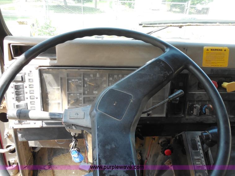 image for item H9948 1993 International 4900 dump truck