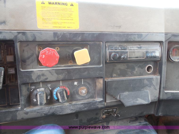 image for item H9948 1993 International 4900 dump truck