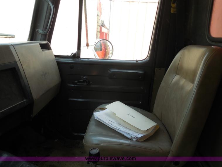 image for item H9948 1993 International 4900 dump truck