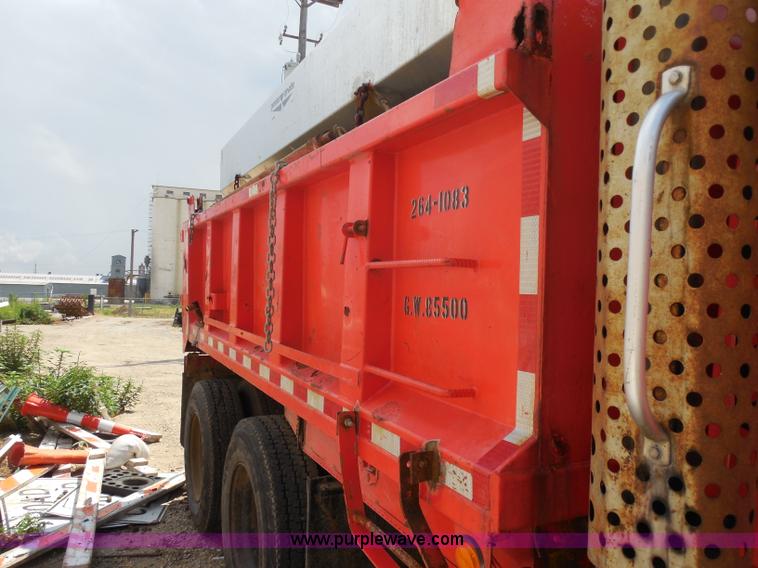 image for item H9948 1993 International 4900 dump truck